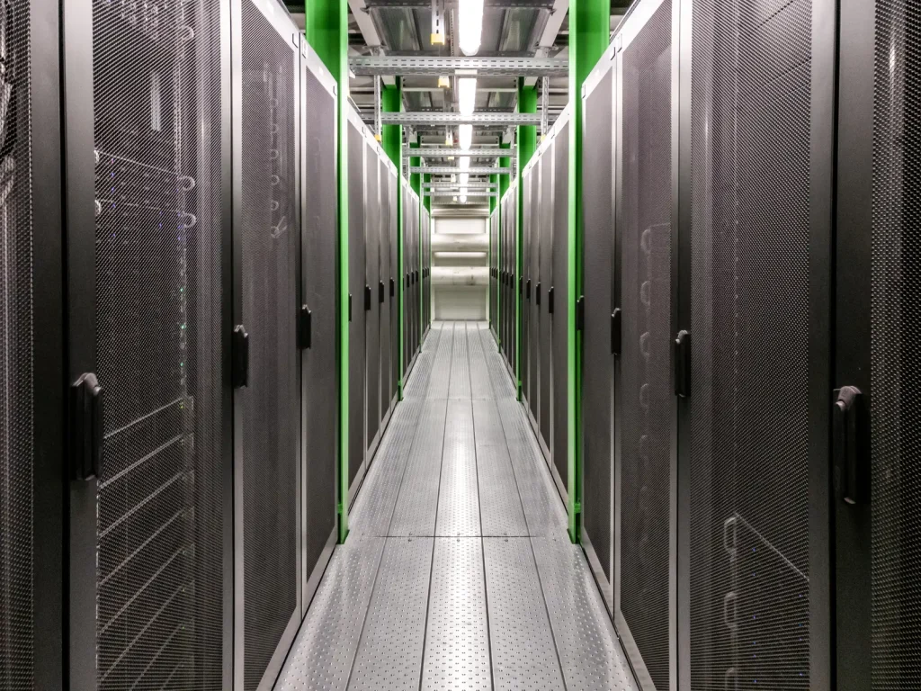 Corridoio di un data center con file di armadi server