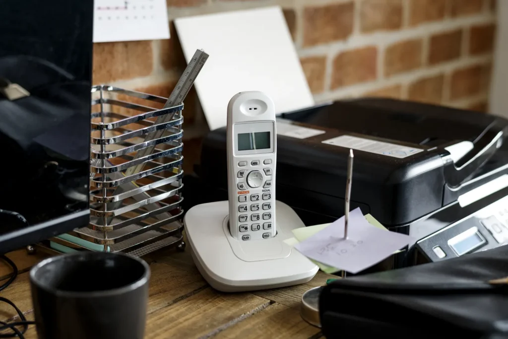 Telefono fisso cordless su una scrivania d'ufficio