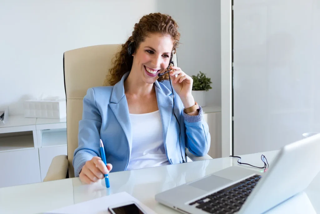 Operatrice con cuffia al telefono in un ufficio clienti